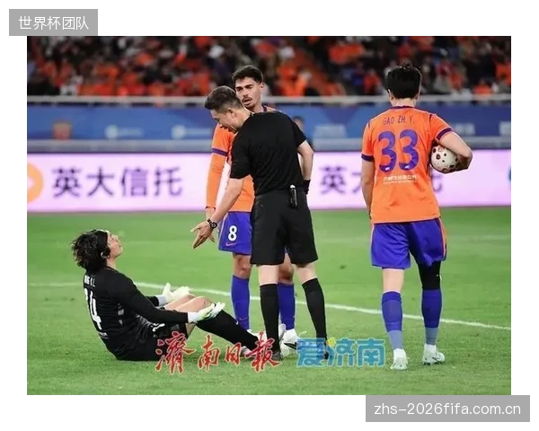 克雷桑延续高效进球率,成为泰山队在罚分困境中的核心支柱。 克雷桑延续高效进球率,成为泰山队在罚分困境中的核心支柱。